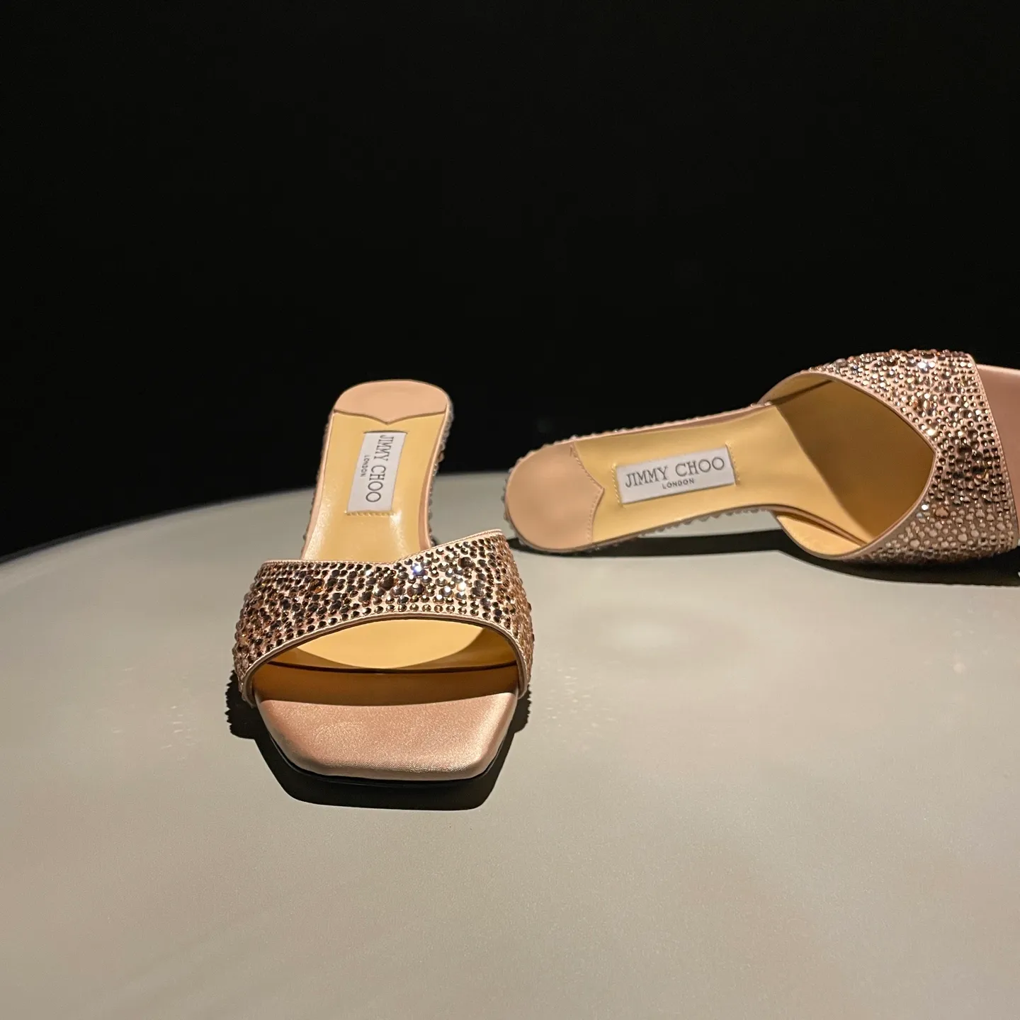 👟👟Ex-factory price 640👟👟 JIMMY CHOO A pair of high heels that can conquer all men👠Easy to wear and versatile, a must-have item for the annual meeting🥂Bilng Bilng is so beautiful that no one can breathe. Material: silk hot diamond gradient champagne color🍸Sheepskin lining Italian leather outsole 2 colors for sale: champagne white Size: 34-40 (41 42 43 (Customized)) Height 7cm, packed at the same time at the counter!
